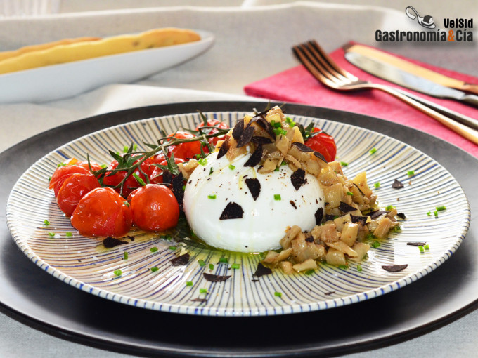 Burrata con tomates asados y berenjena encurtida